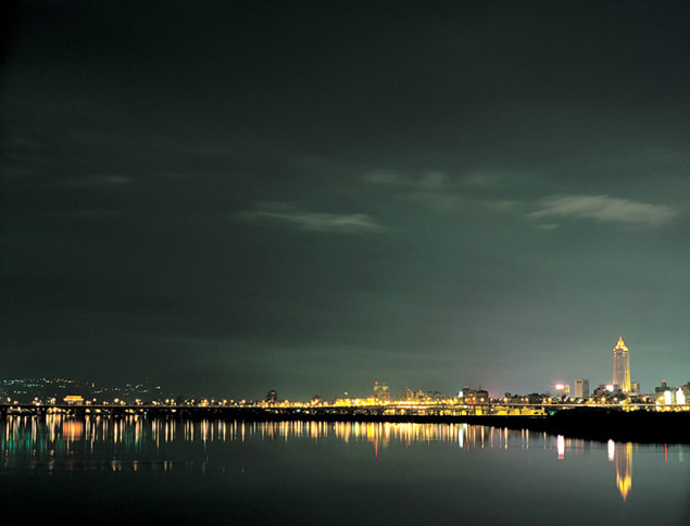 海滨城市璀璨灯光夜景商务PPT模板